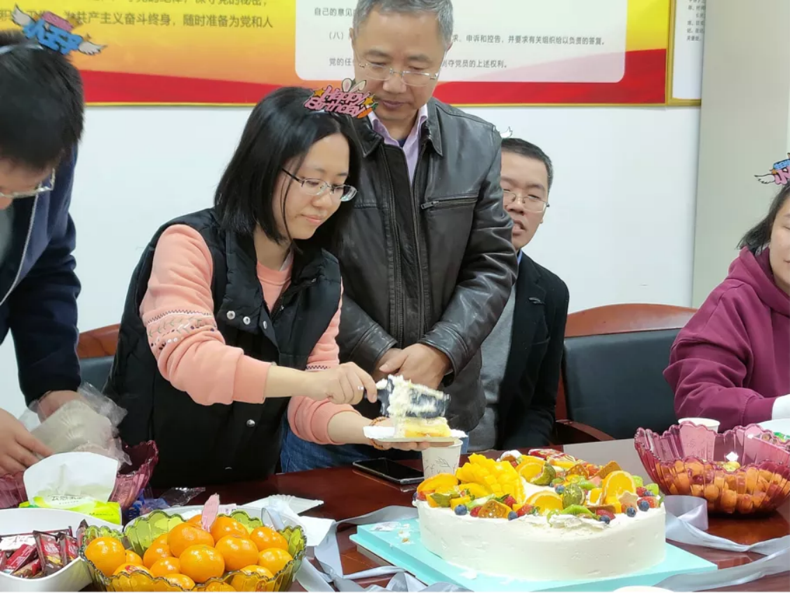 在切蛋糕前,毕贤顺院长说到,智能建造学院成立以来,要感谢各位老师的